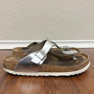 BIRKENSTOCK Womens Gizeh Soft Footbed in Silver Leather